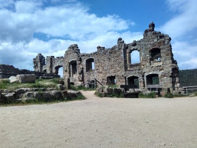 Mystische Ruinen einer alten Burg- und Klosteranlage in Oybin (Sachsen)