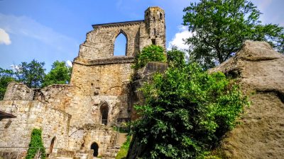 Mystische Ruinen einer alten Burg- und Klosteranlage