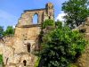 Mystische Ruinen einer alten Burg- und Klosteranlage
