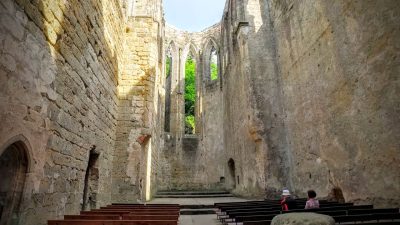 Mystische Ruinen einer alten Burg- und Klosteranlage