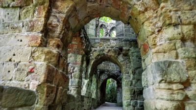 Mystische Ruinen einer alten Burg- und Klosteranlage