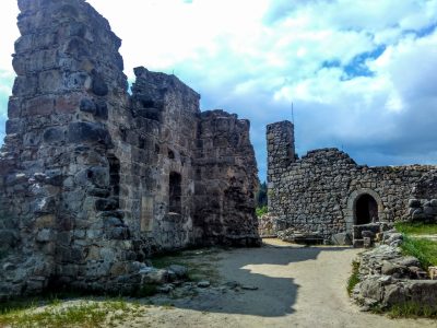 Mystische Ruinen einer alten Burg- und Klosteranlage